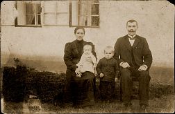 Popis zleva:
Marie Barbora Kociánová roz. Pavelková, Justina Kociánová prov. Smolková, Petr Pavel Kocián,
Vojtěch Kocián, okolo roku 1915