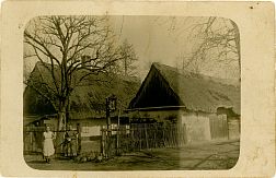 č.p. 12 v roce 1920. Zleva Marie Josefa Střilková roz. Hušková, Augustina Střilková roz. Malíková